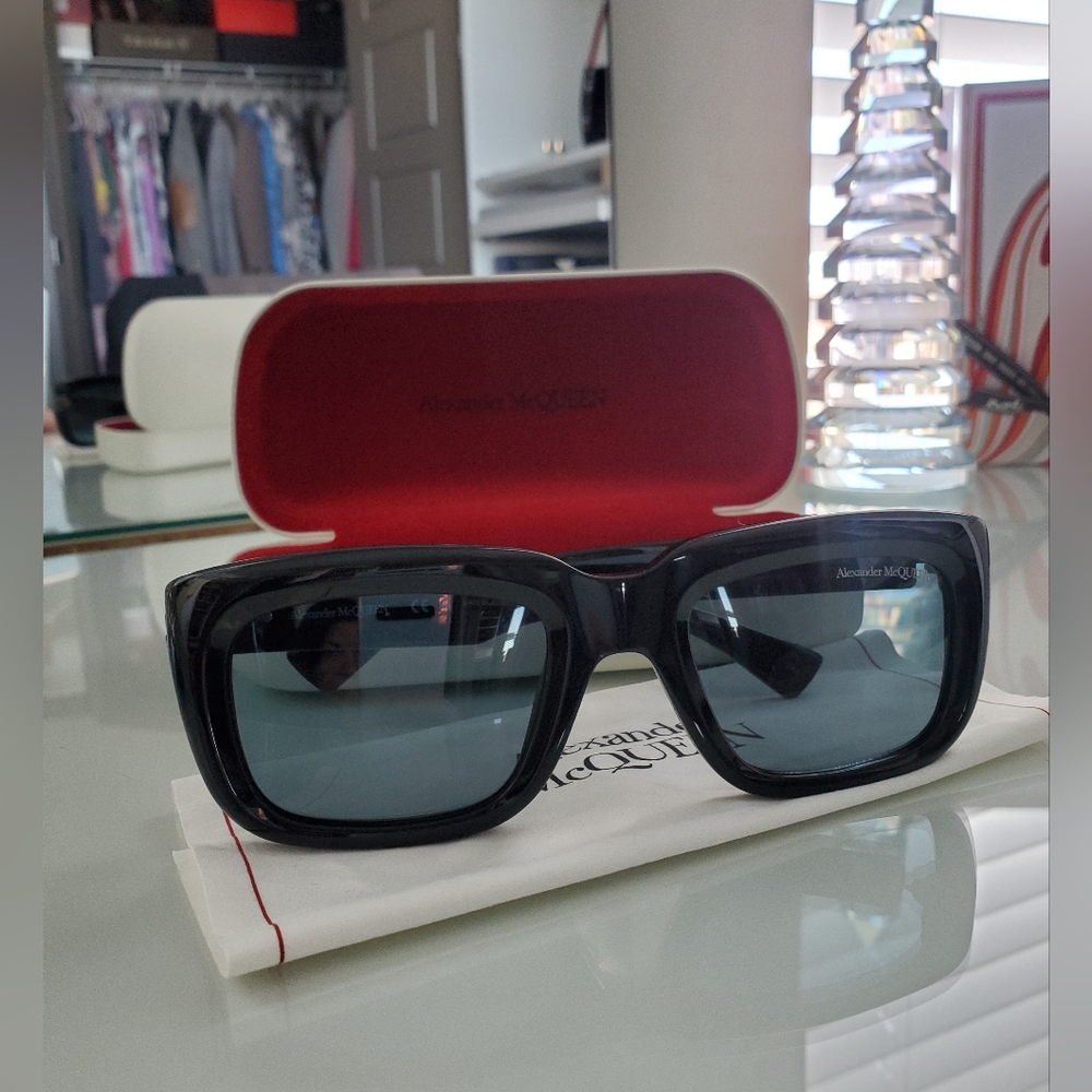 Alexander McQueen Black Sunglasses 100% Authentic Like New - Picture 9 of 10